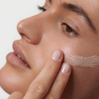 DR. HAUSCHKA Izgaismojošais fluīds 30ml