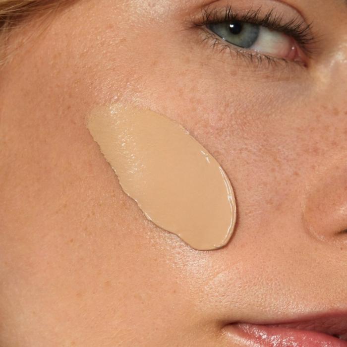 MADARA Skinonym pusmatēts tonālais krēms ar peptīdiem, #40 SAND 30ml