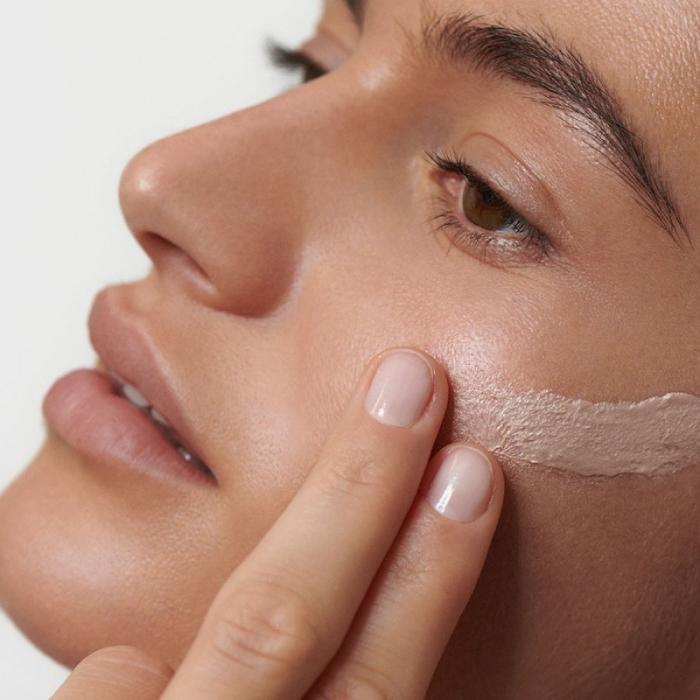 DR. HAUSCHKA Izgaismojošais fluīds 30ml