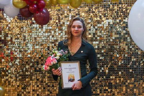 BENU Aptiekas farmaceite Annija Dvēselīte saņem apbalvojumu “Gada Farmaceits 2024”