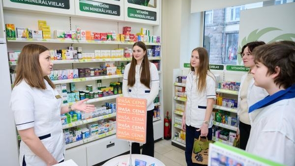 Ceļā uz nākotnes profesiju: jaunieši Ēnu dienā iepazīst farmāciju