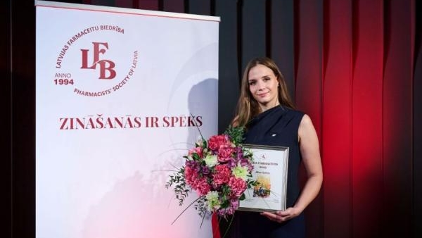 BENU Aptiekas farmaceite Alise Galeja saņem apbalvojumu Gada Farmaceits 2025
