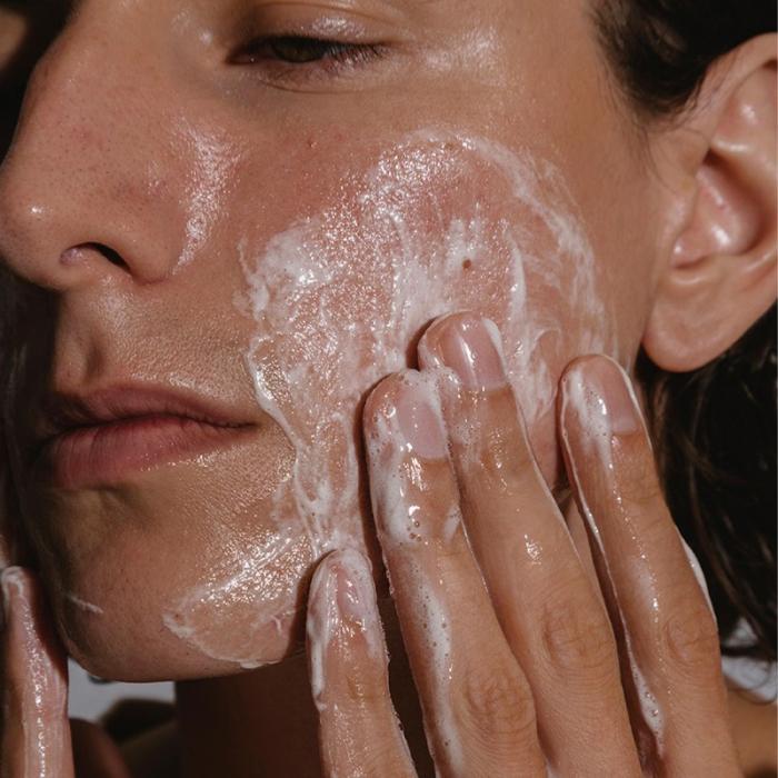 MADARA Acne Sebum Control attīrošs līdzeklis 140ml