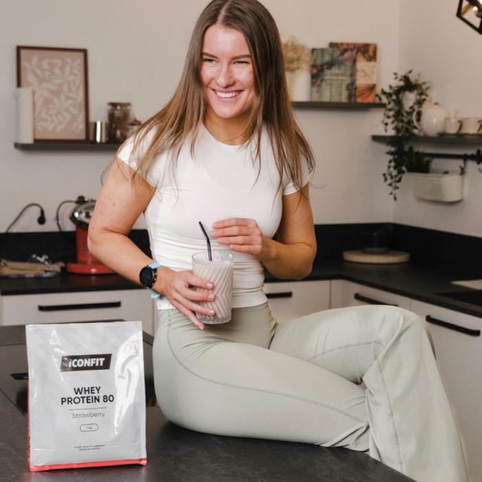 ICONFIT Whey Protein 80 ar zemeņu garšu pulveris 1kg